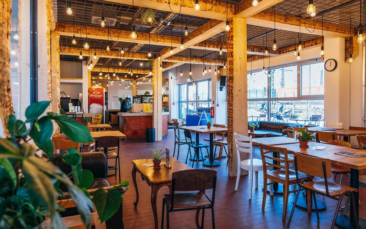 Gemütliches, helles Bistro mit vielen Sitzmöglichkeiten