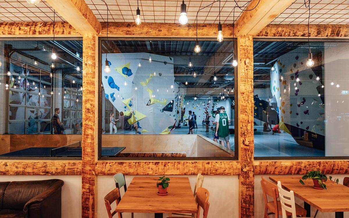 Blick vom Bistro in die große Boulderhalle