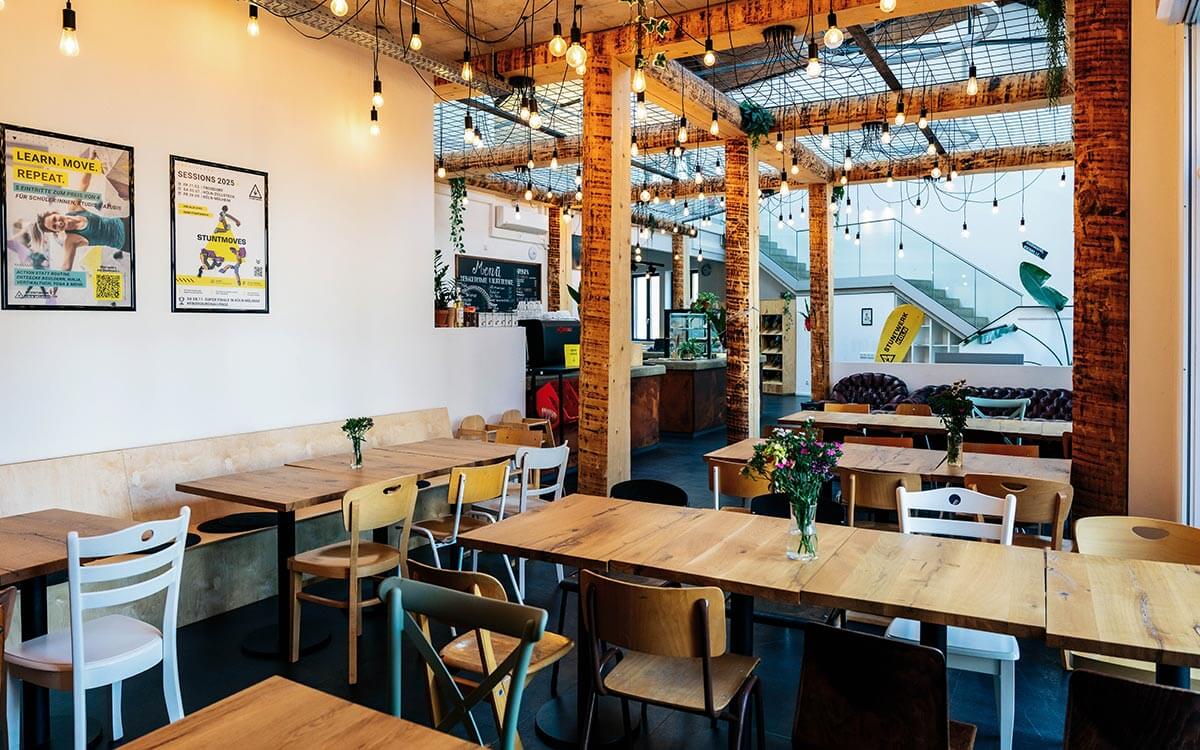 Gemütlicher Bistrobereich mit vielen Stühlen und Tischen sowie Sofas