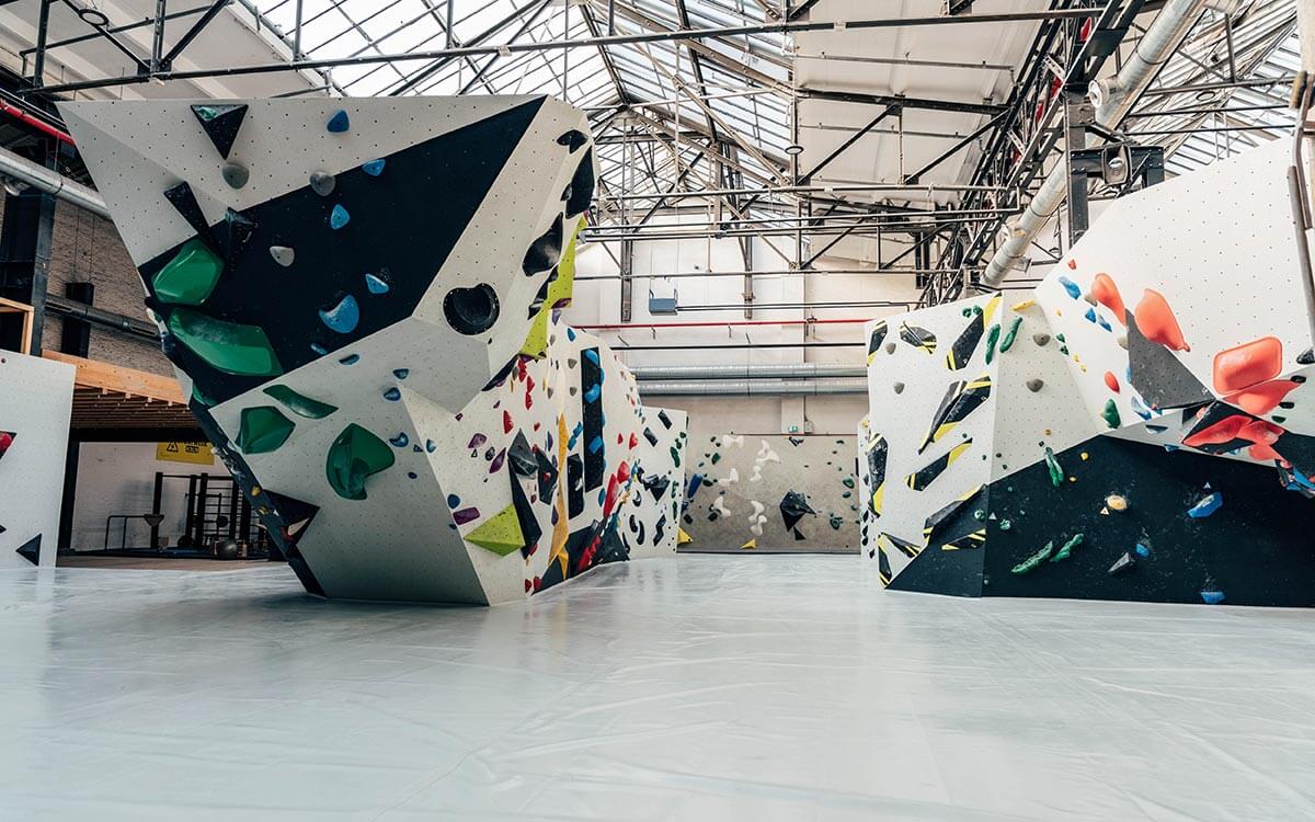 Große Boulderflächen mit abwechslungsreich geschraubten Bouldern aller Levels