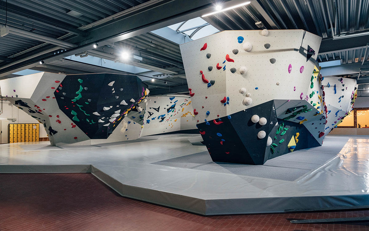 Schwarz-Weiße Boulderflächen mit Boulderrouten für alle Levels
