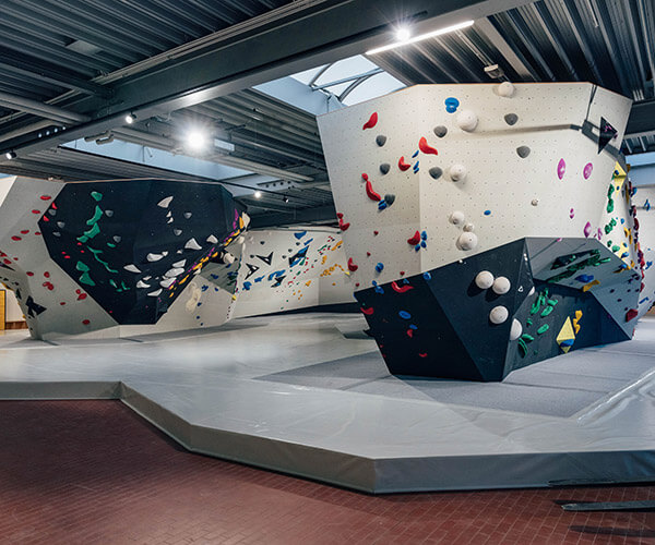 Schwarz-Weiße Boulderflächen mit Boulderrouten für alle Levels