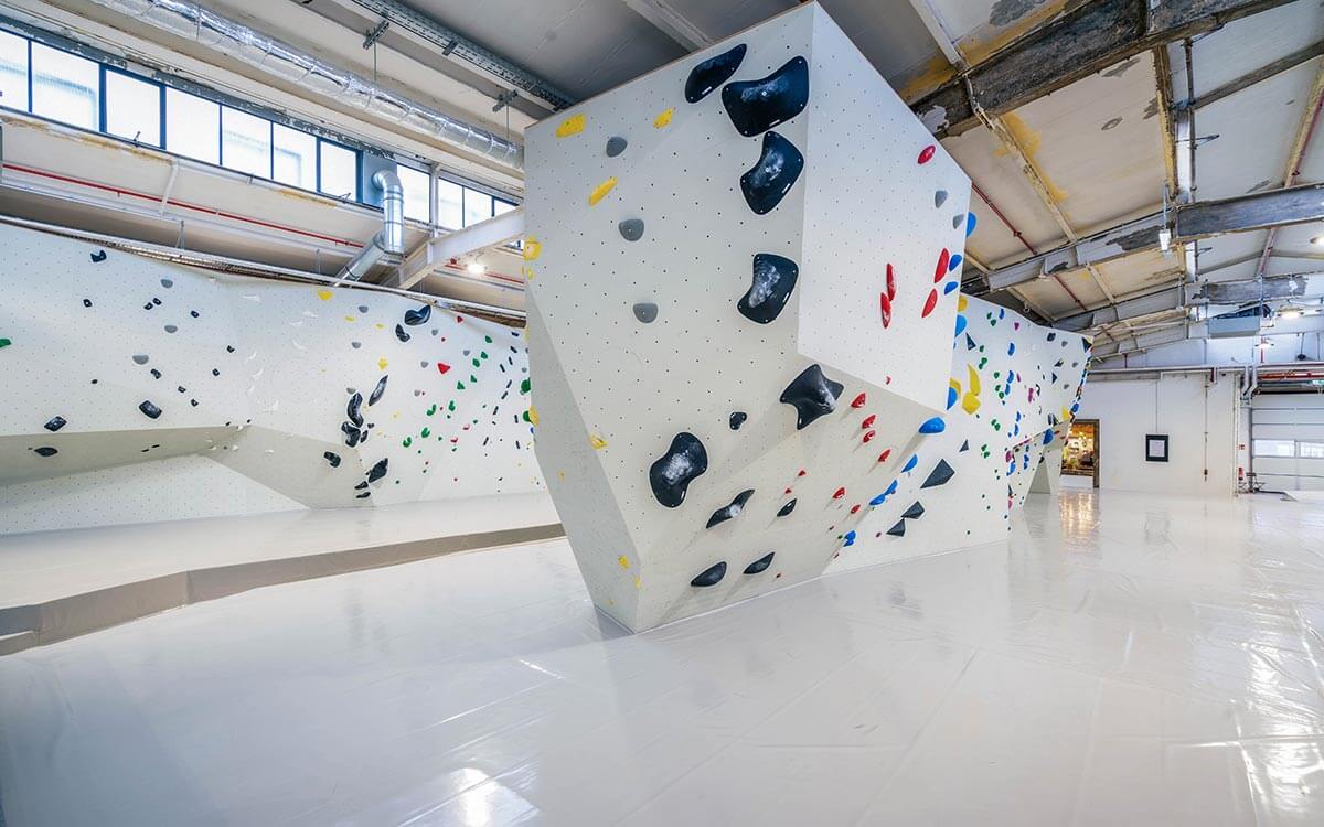 Boulderwände im Stuntwerk Krefeld mit abwechslungsreichen Routen und farbigen Griffen – ideale Trainingsfläche für Einsteiger:innen und Profis.