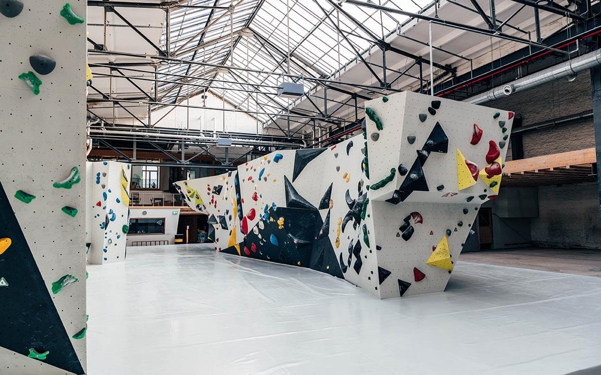 Große Boulderflächen mit abwechslungsreich geschraubten Bouldern aller Levels