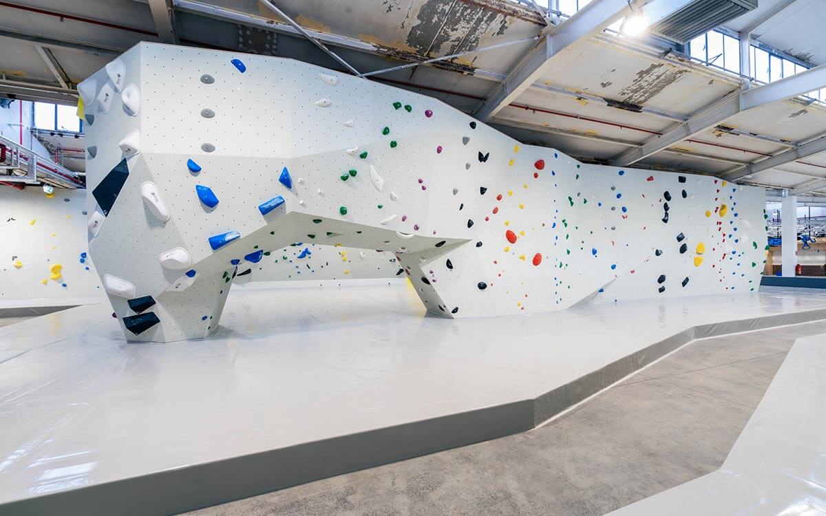 Moderner Boulderbereich im Stuntwerk Krefeld mit hellen Wänden und bunten Griffen in verschiedenen Schwierigkeitsstufen.
