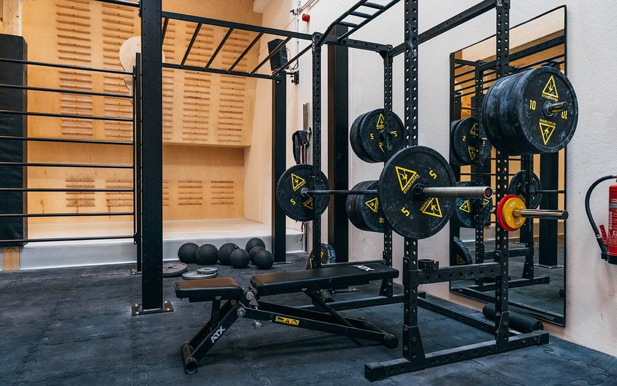 Fitnessrack mit Langhanteln und Campusboard