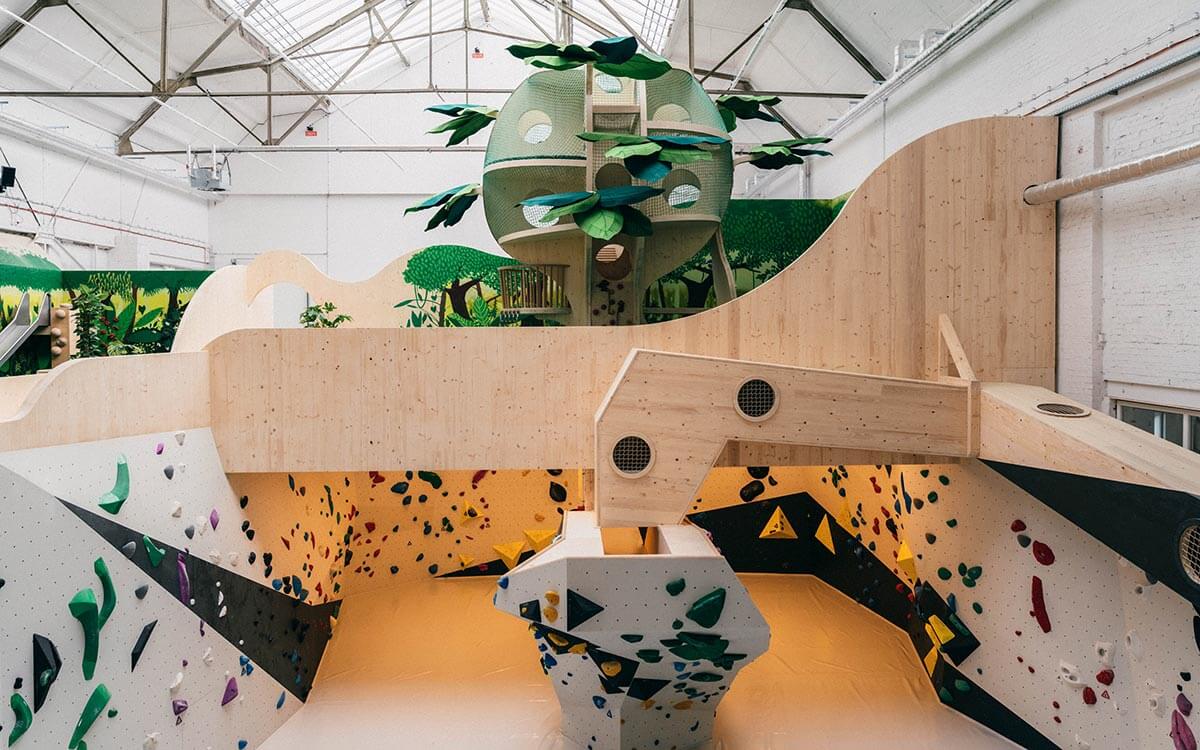 Mixed Boulder Bereich mit Kletterbaum, Spielbereich und Geheim-Tunnelgängen für die Kids, im Stockwerk tiefer ein Boulderbereich für Familien