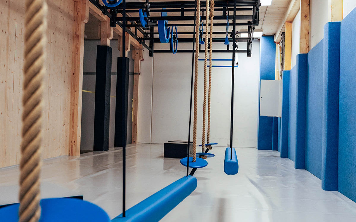 Ninjabereich mit abwechslungsreichen, blauen Obstacles