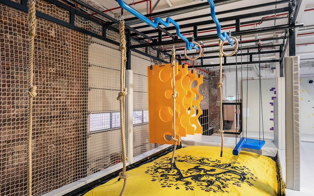 Kinder-Ninja-Parcours mit bunten Elementen und Seilen im Stuntwerk Krefeld – spielerisches Training für Kids.