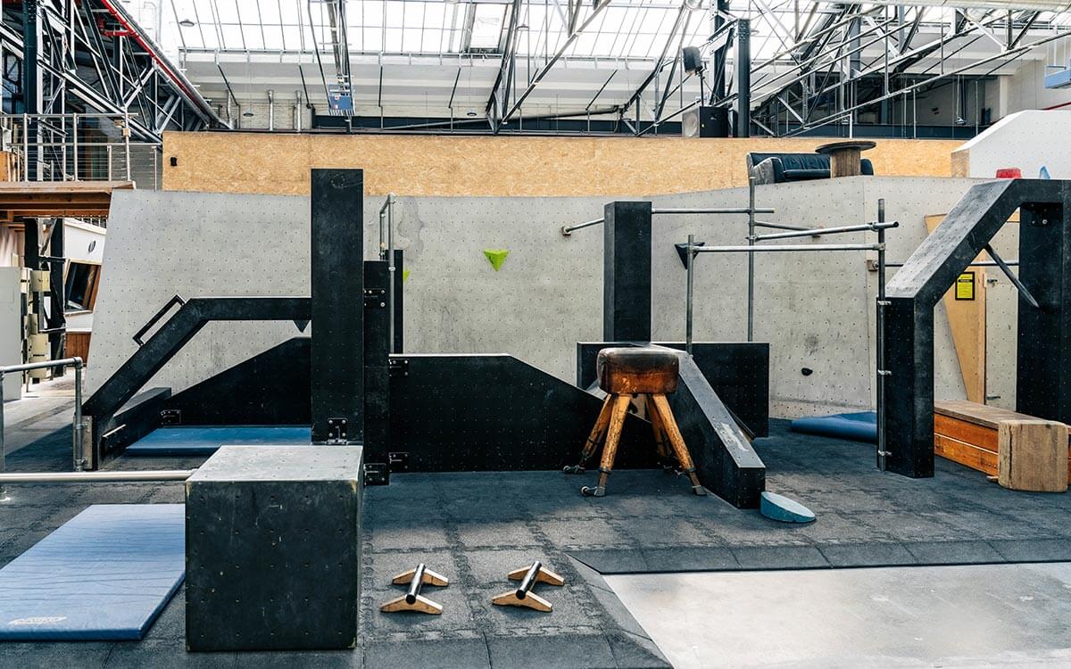 Parkourbereich mit Hindernissen zum Schwingen, Springen und Balancieren