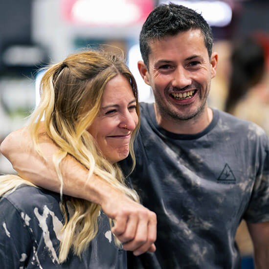 Zwei Crewmitglieder des Stuntmoves Events lachen und genießen die gemeinsame Zeit im Stuntwerk – Teamspirit pur