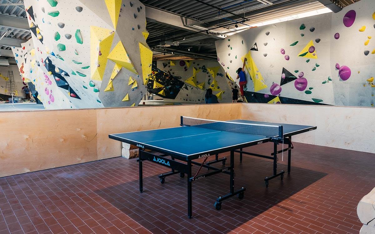 Tischtennisplatte - im Hintergrund der großzügige Boulderbereich