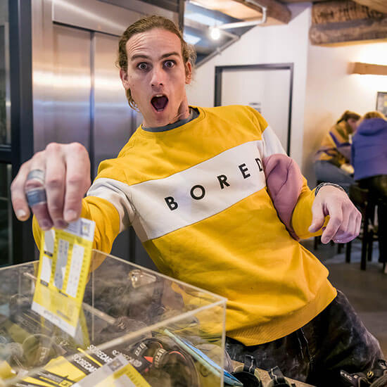 Teilnehmer wirft Gewinnlos in die Tombola-Box beim Stuntmoves Event – Spaß und Spannung im Stuntwerk.