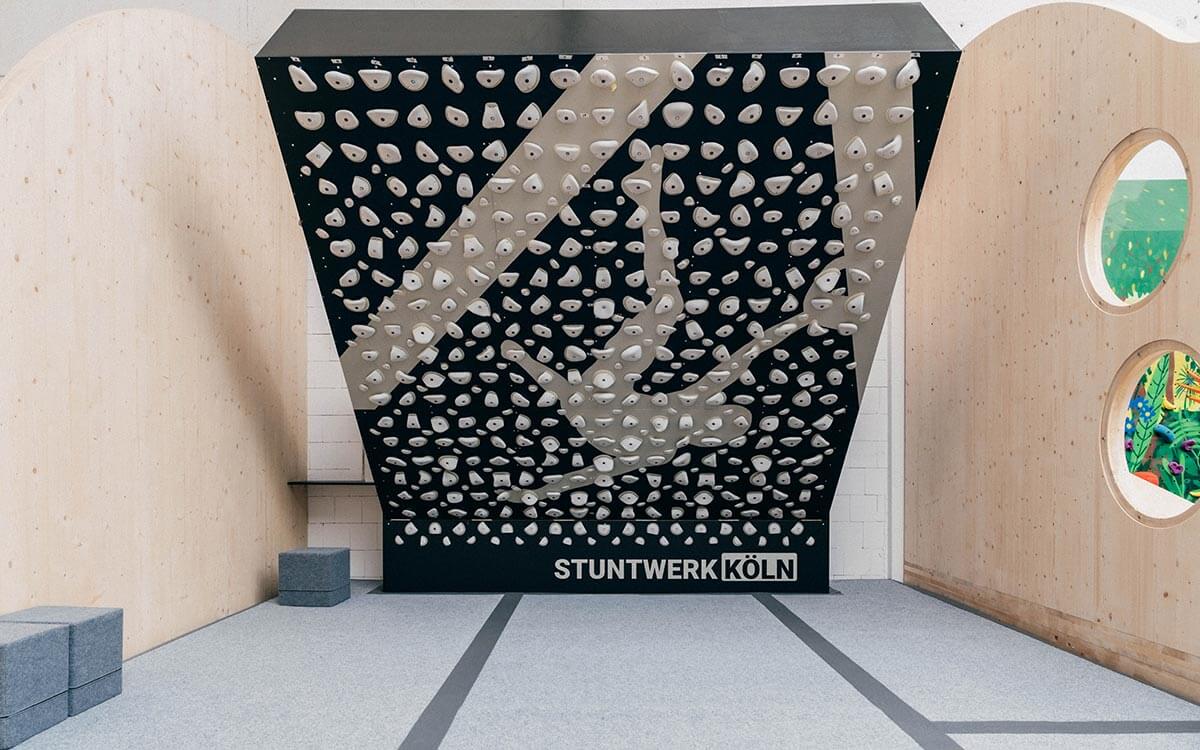 Schwarzes Trainingsboard im Stuntwerk Köln Mülheim