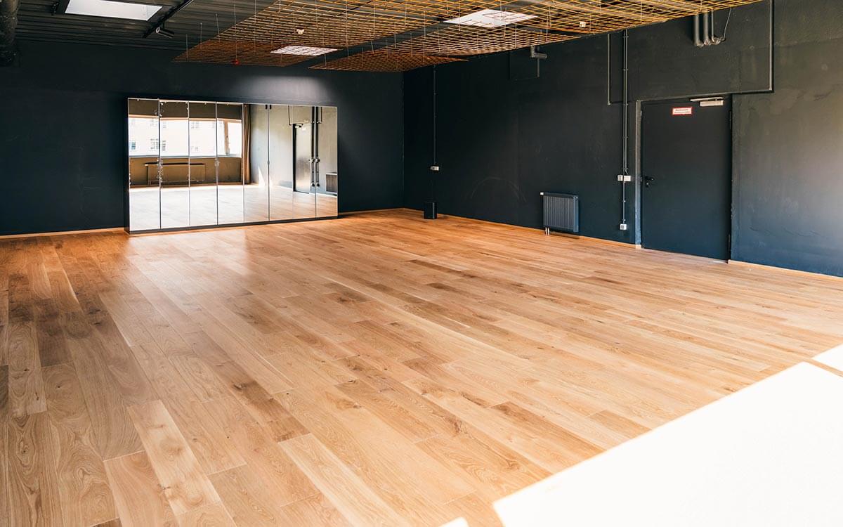 Yogaraum im Stuntwerk Köln Zollstock - schöner Holzboden, Spiegelwand und anthrazitfarbene Wände